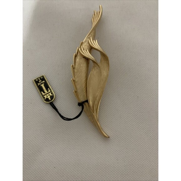 Vintage Trifari Gold Tone Pin Brooch Feather, Grass Shape New With Tag MadeUSA - Picture 12 of 12